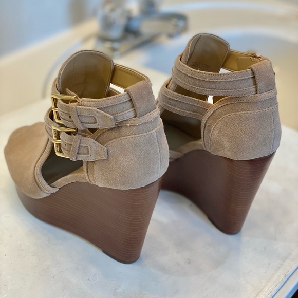 Michael KORS Blaze Suede open toe Wedge size 7.5M excellent condition clean - Picture 9 of 10